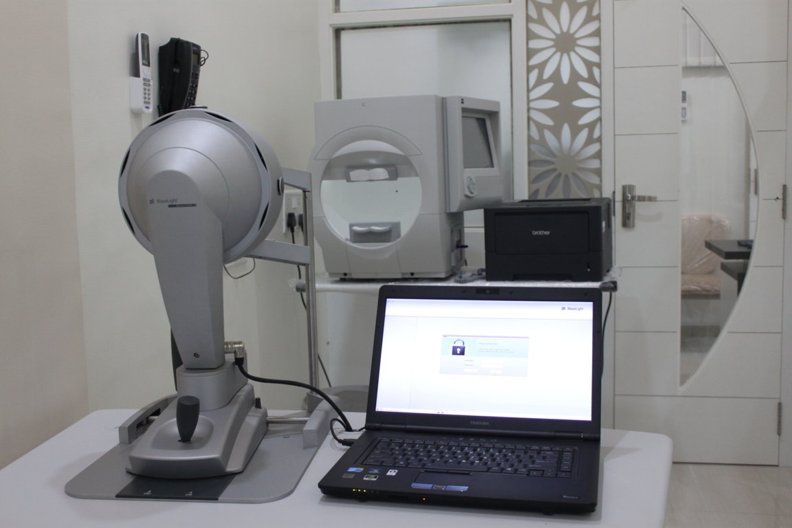 Humphrey-style automated perimeter positioned alongside the WaveLight Oculyser II at Insight Institute's refractive diagnostic bench